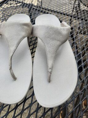 Fitflop Sandals Size 11 Pale Gold Shimmy Suede